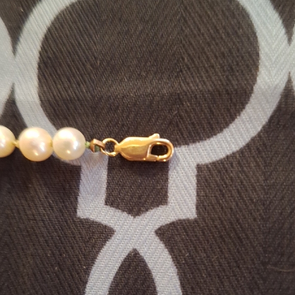 Elegant White Freshwarer Pearl Necklace With 14 Carat Gold Clasp - Picture 6 of 8